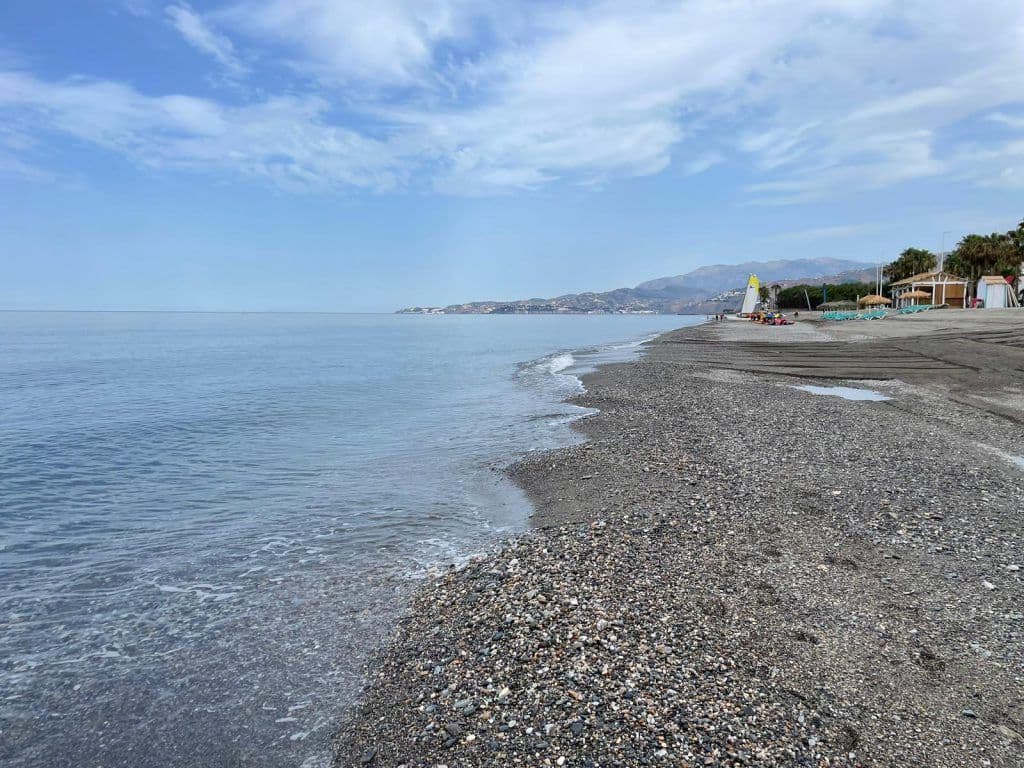 EL TIEMPO: Cielos despejados, máximas de 30 grados en la costa y aviso amarillo por calor en el interior provincial