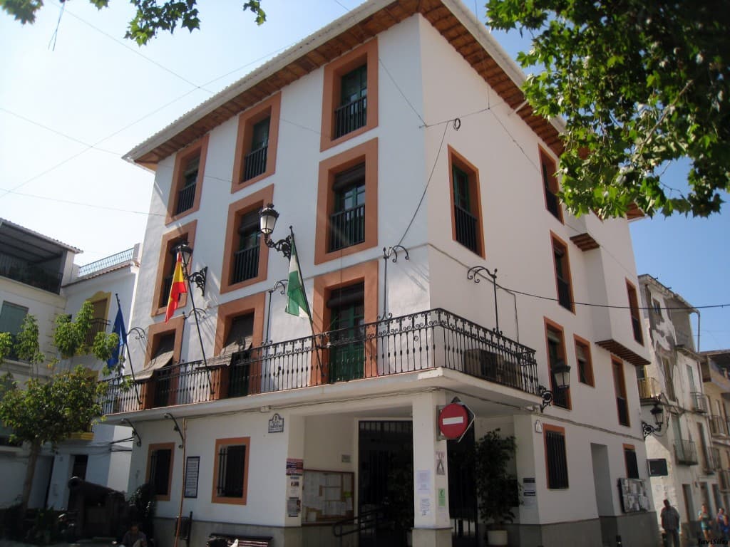 El PSOE de Lanjarón pide al Ayuntamiento que defienda el uso del topónimo local ante el bulo que “frena” a los emprendedores