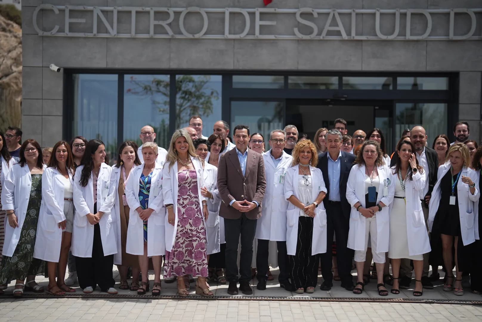 Juanma Moreno inaugura el centro médico en Salobreña que dará cobertura a 17.000 vecinos
