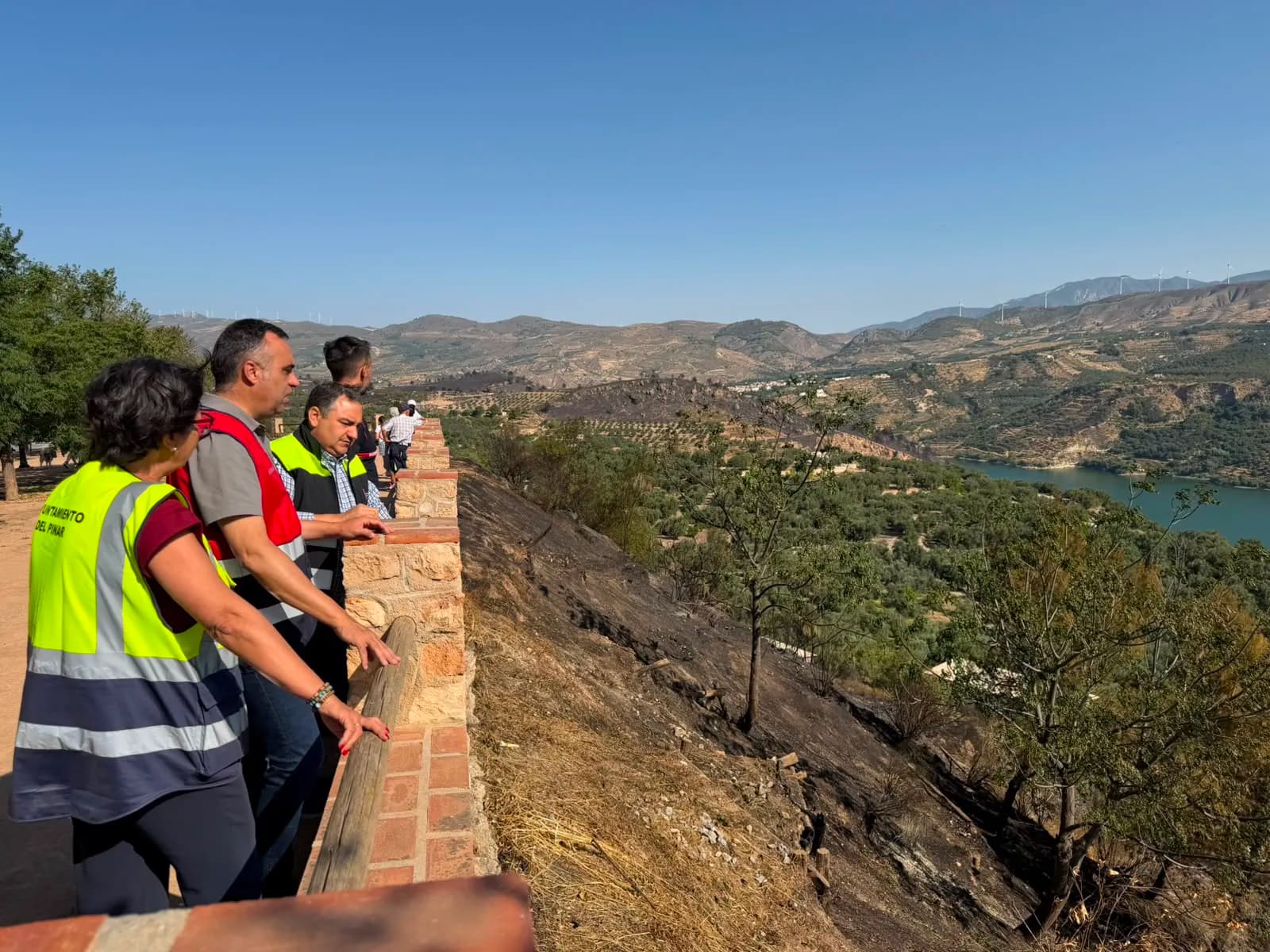 Rodríguez anuncia una aportación de 30.000 euros para reforzar la red de hidrantes en Pinos del Valle