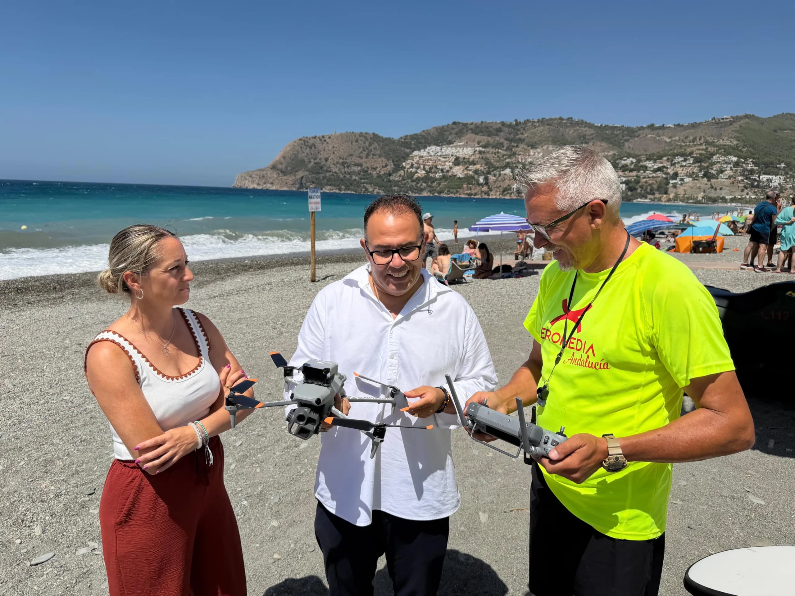 Las playas de Almuñécar y La Herradura vuelven a contar este verano con un servicio de aerovigilancia con dron para reforzar la seguridad en el litoral