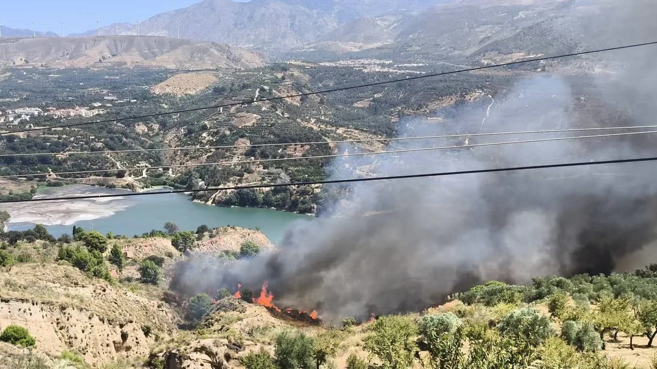 El incendio de Pinos del Valle entra en fase de «estabilización» tras ocho horas de trabajo y la incertidumbre de los vecinos