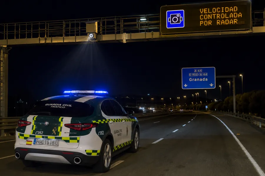 AUGC Granada denuncia la apertura de diligencias contra dos patrullas de la Guardia Civil «por acudir de urgencia a un atraco tras ser captadas por un radar»