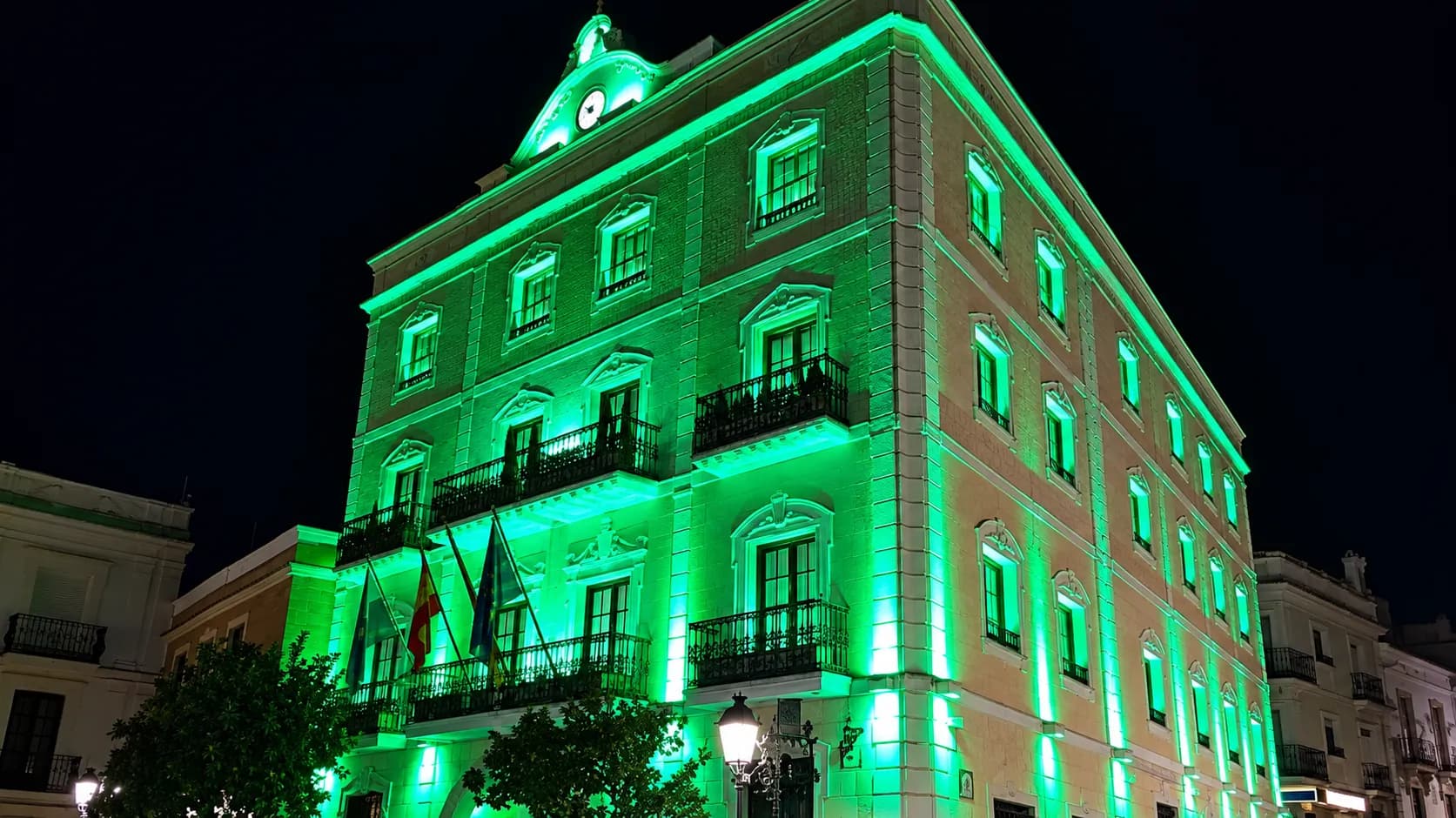Almuñécar ilumina este lunes de verde el Ayuntamiento y la Puerta de Almuñécar por el Día Mundial del Alzheimer
