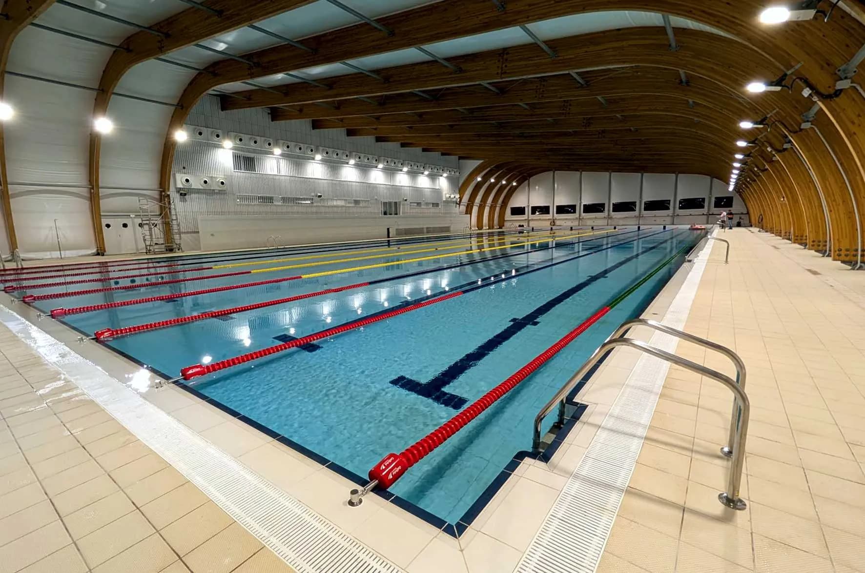 La Junta hace entrega de la piscina universitaria de Fuentenueva a la Universidad de Granada