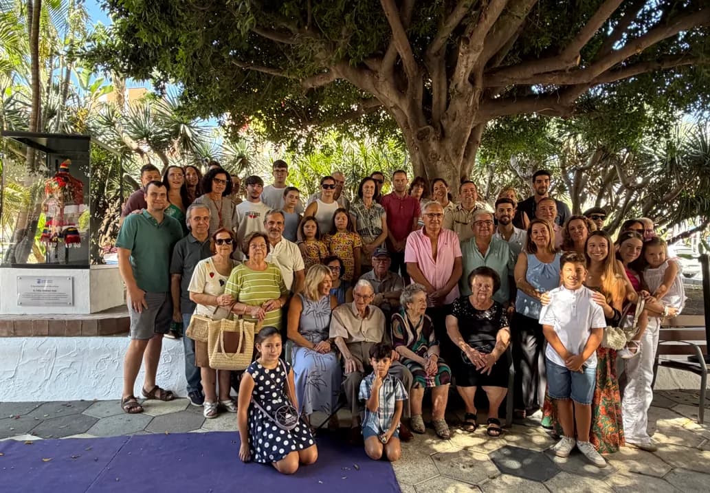 El sexitano Félix Jiménez Ruiz recibe homenaje con un monolito junto a su taller, «donde mantiene vivo desde niño el oficio de la talabartería»