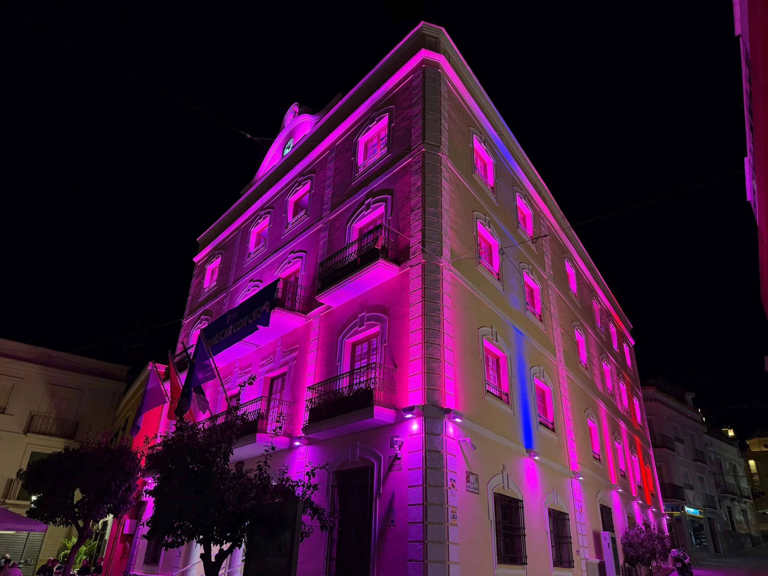 Almuñécar ilumina de rosa el Ayuntamiento por el Día Mundial contra el Cáncer de Mama