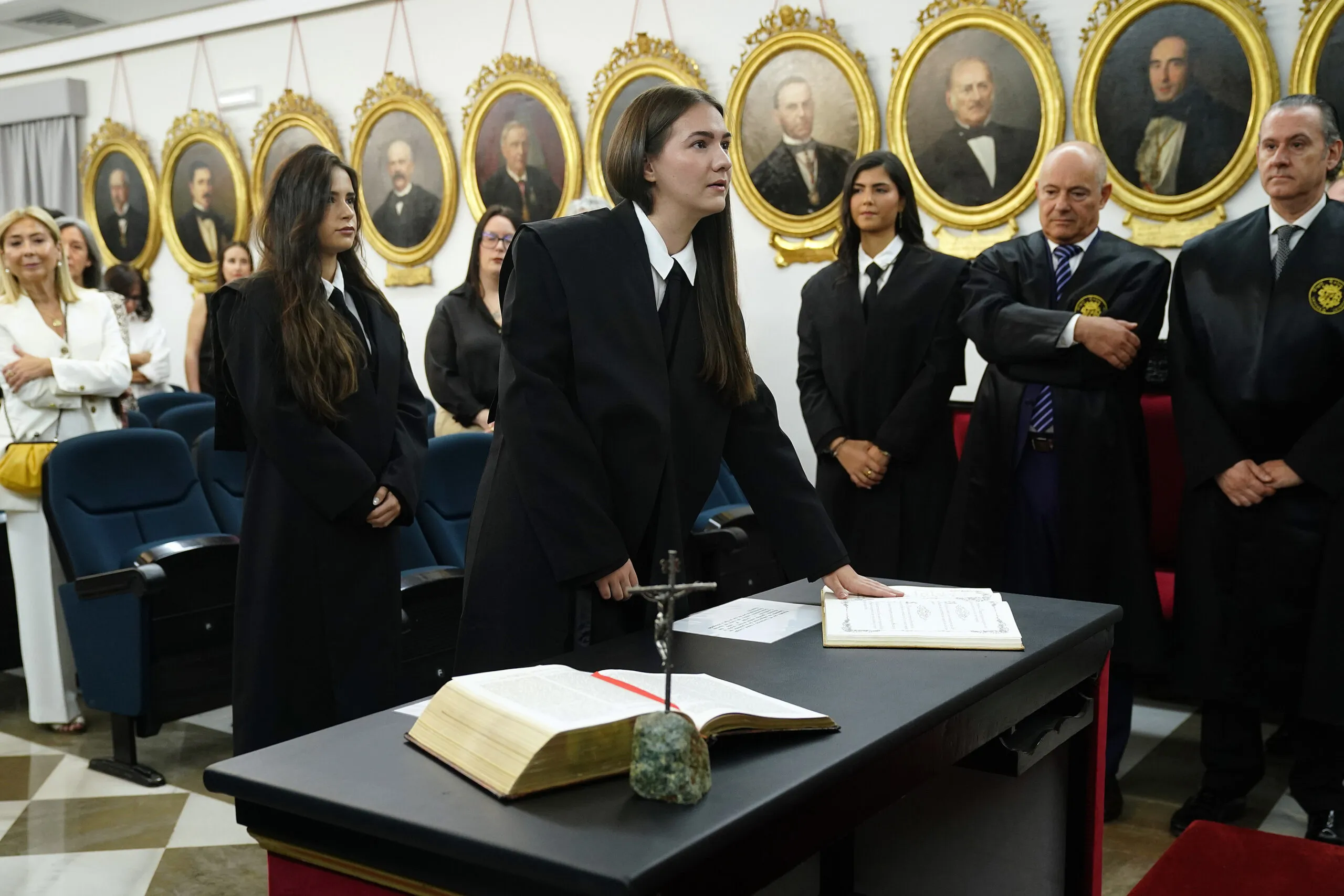 El Colegio de Abogados de Granada incorpora a una nueva promoción de profesionales en su tradicional Jura o Promesa
