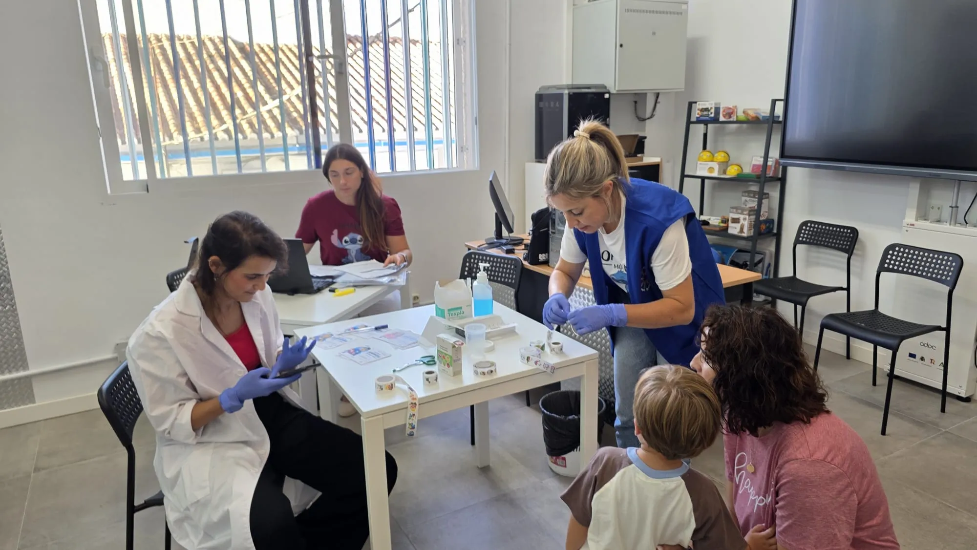 Las enfermeras del Centro de Salud de Almuñécar acercan a los colegios la vacunación infantil de la gripe