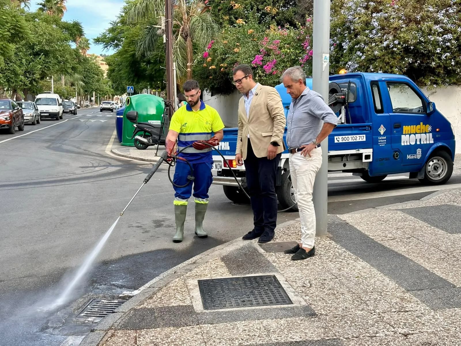 El Ayuntamiento acomete la limpieza preventiva de los más de 8.000 imbornales de Motril ante la llegada de la temporada de lluvias
