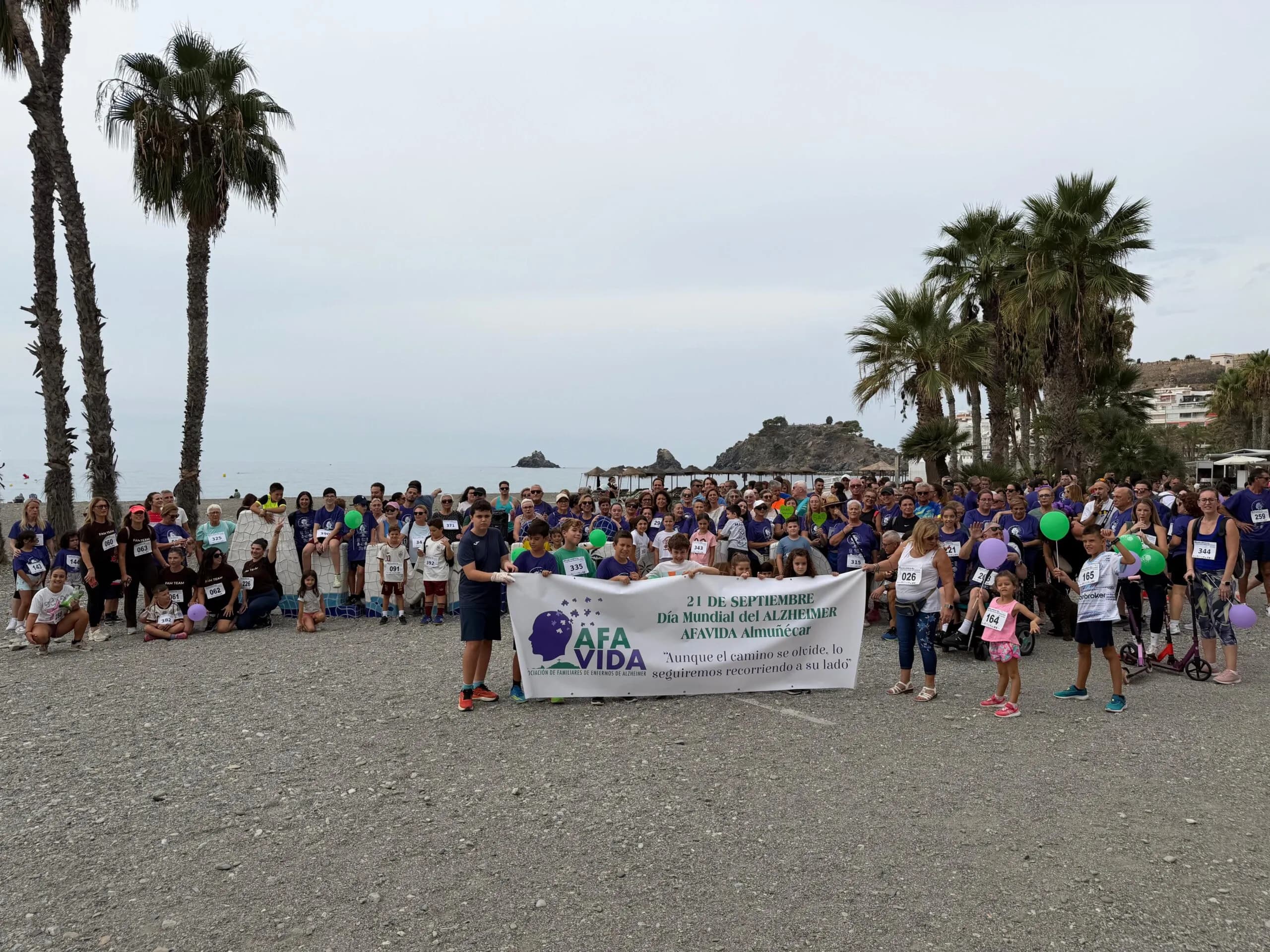 Más de 400 personas participan en Almuñécar en la marcha solidaria por el Alzheimer