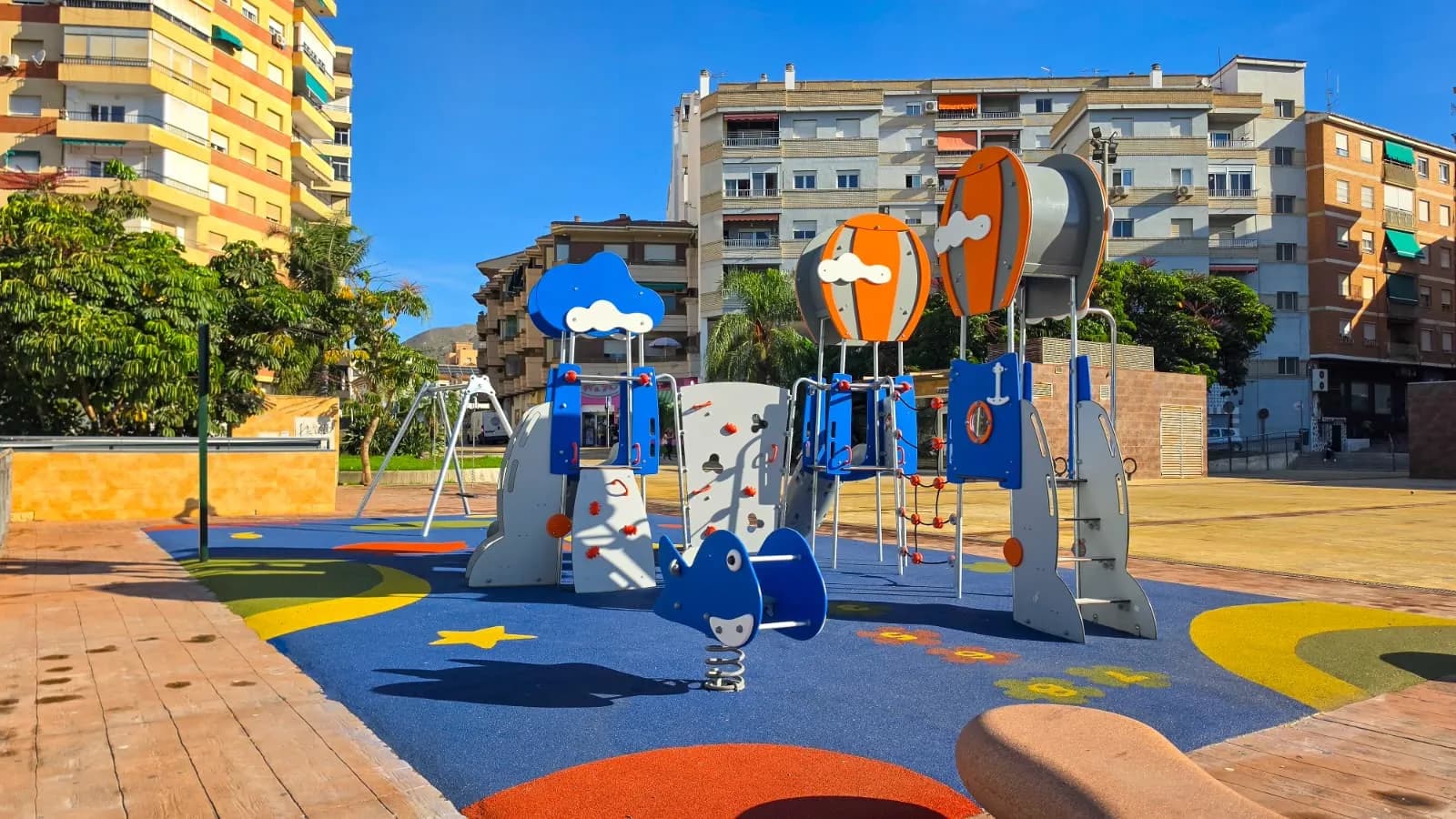 Renovación de parques infantiles en Motril con nuevas áreas en la Plaza de la Coronación y la calle Rafael Alberti