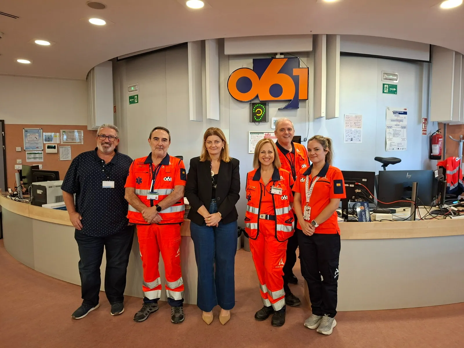 La delegada de Sanidad y Consumo de Granada visita las instalaciones del 061 de la provincia