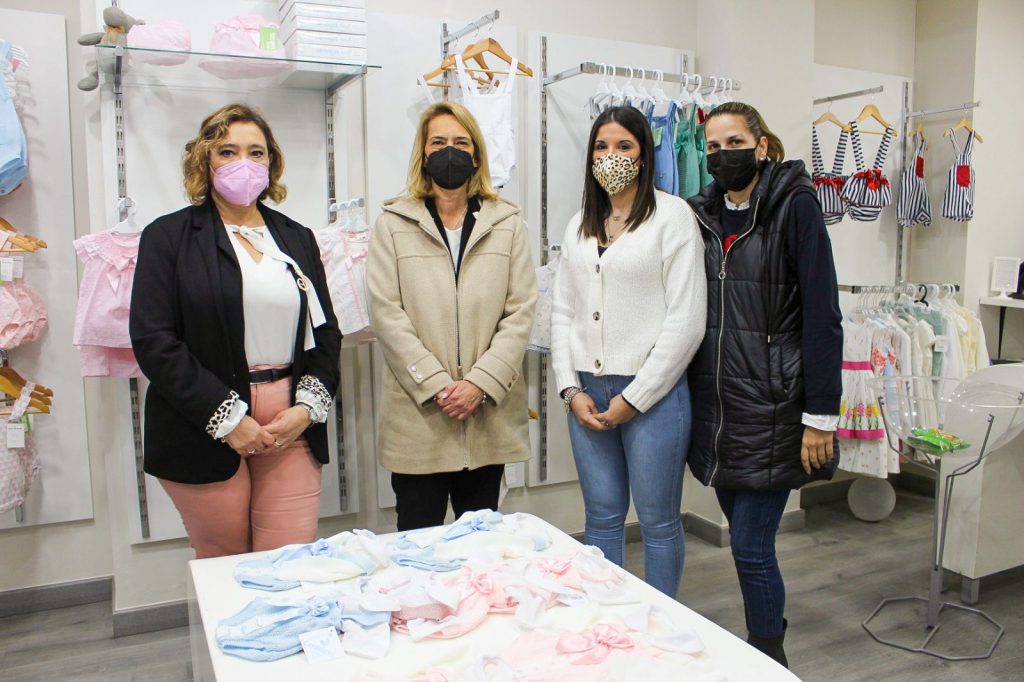 Las autoridades locales visitan la nueva tienda de moda infantil 'Traviesos'  | El Faro